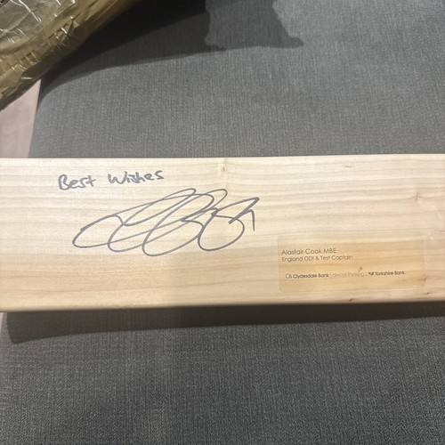 Cricket bat signed - cricket,